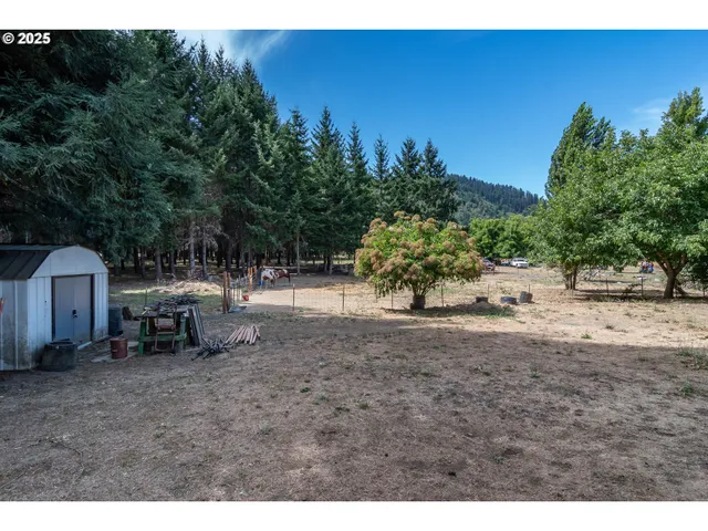 a view of a outdoor space with a house in background