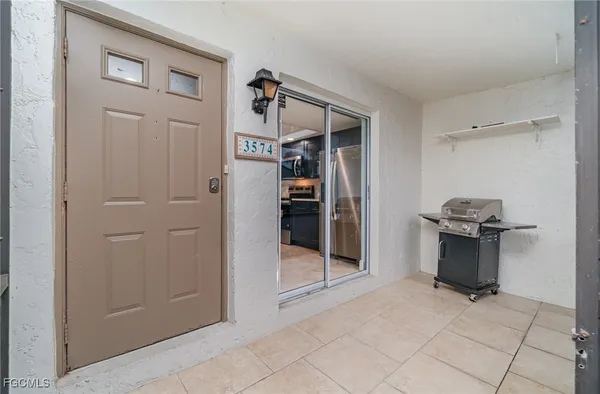 a view of an entryway and livingroom in right side