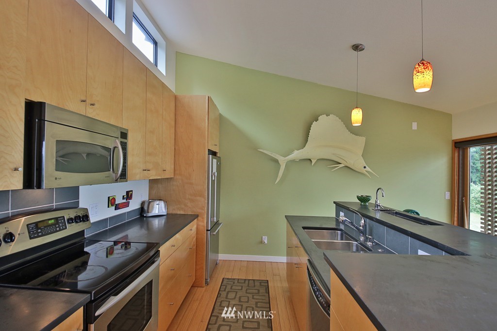 4535 Cedar Point Road Clinton, WA 98236 - Photo 7 of 24 Gallery Image 7