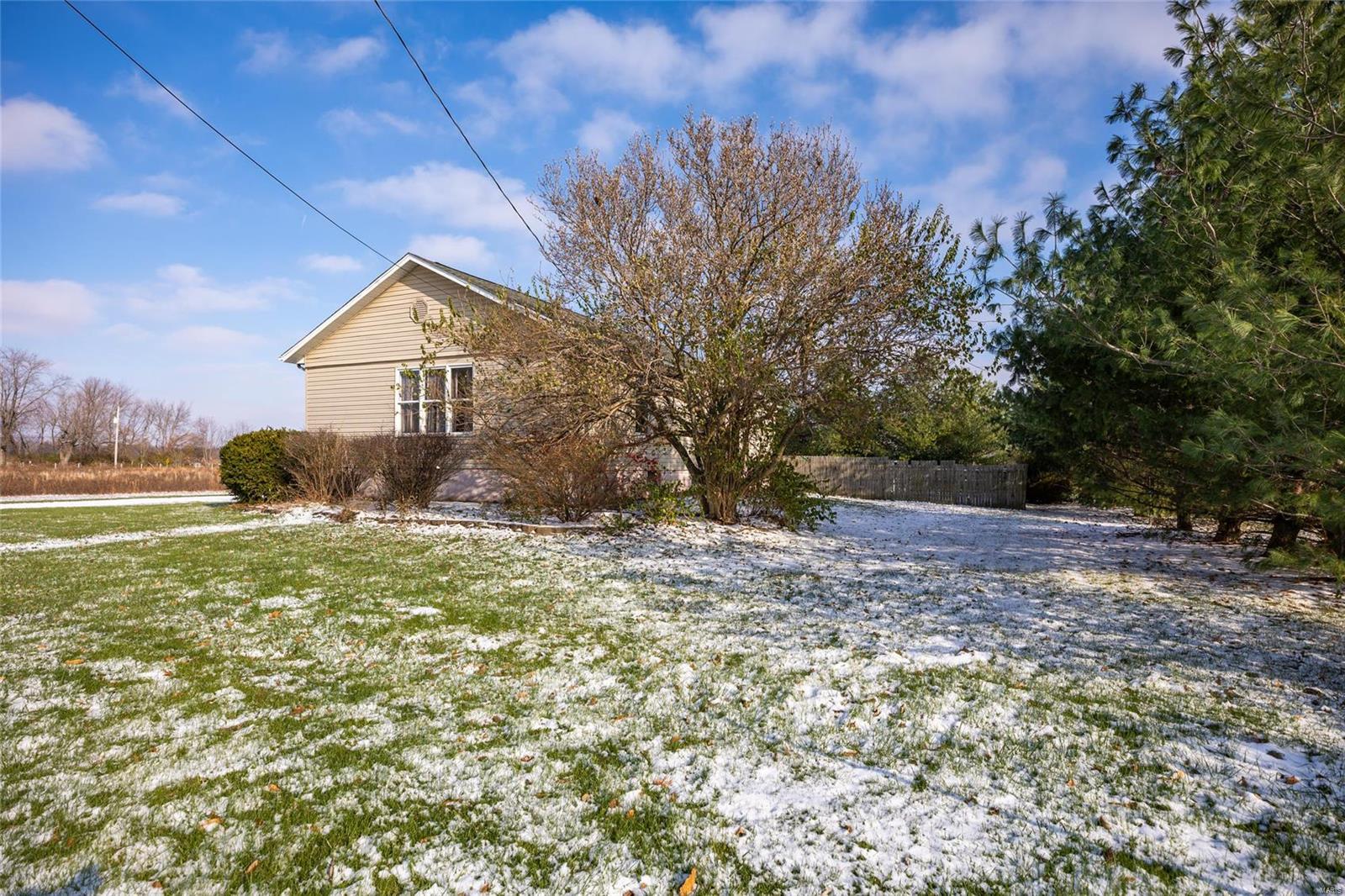 2232 Staunton Road Gillespie, IL 62033 - Photo 5 of 25