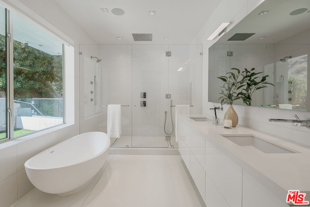 9697 Heather Road Beverly Hills, CA 90210 - Photo 12 of 19 Gallery Image 12