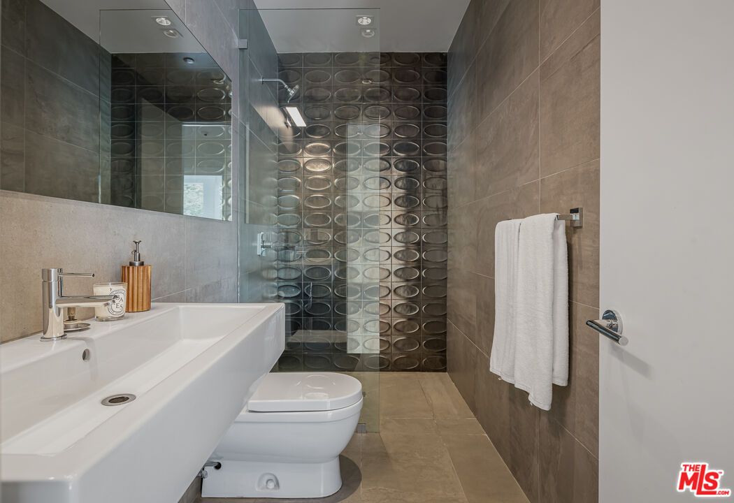 9697 Heather Road Beverly Hills, CA 90210 - Photo 15 of 19 Gallery Image 15