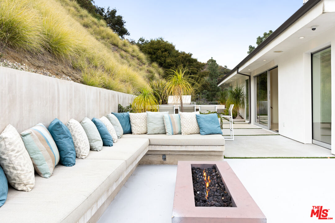 9697 Heather Road Beverly Hills, CA 90210 - Photo 16 of 19 Gallery Image 16