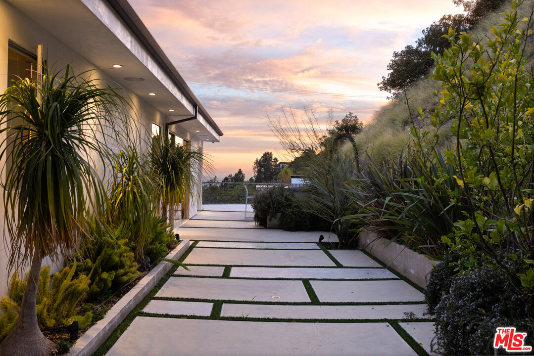 9697 Heather Road Beverly Hills, CA 90210 - Photo 17 of 19 Gallery Image 17