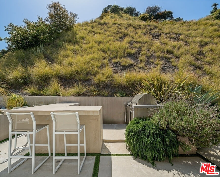 9697 Heather Road Beverly Hills, CA 90210 - Photo 8 of 19 Gallery Image 8