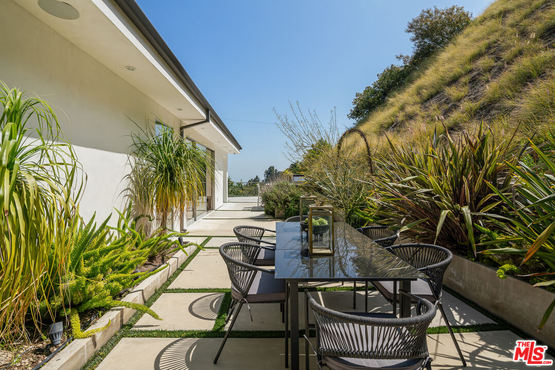 9697 Heather Road Beverly Hills, CA 90210 - Photo 9 of 19 Gallery Image 9
