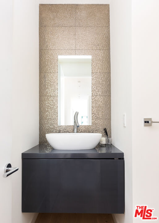 9697 Heather Road Beverly Hills, CA 90210 - Photo 10 of 19 Gallery Image 10