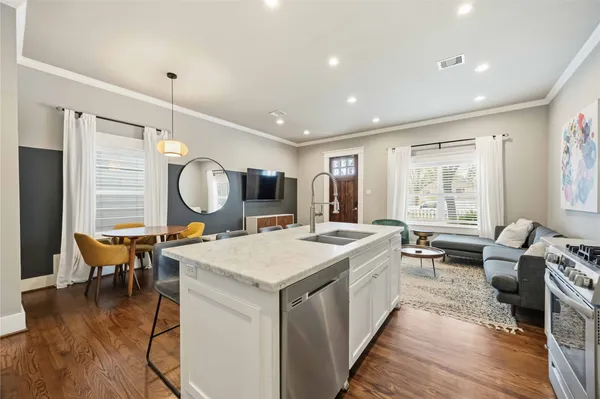 a large kitchen with kitchen island a large island in it
