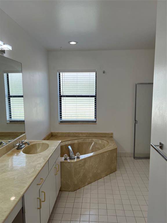 371 Mohawk Lane Boca Raton, FL 33487 - Photo 12 of 26 a spacious bathroom with a granite countertop bathtub sink and mirror