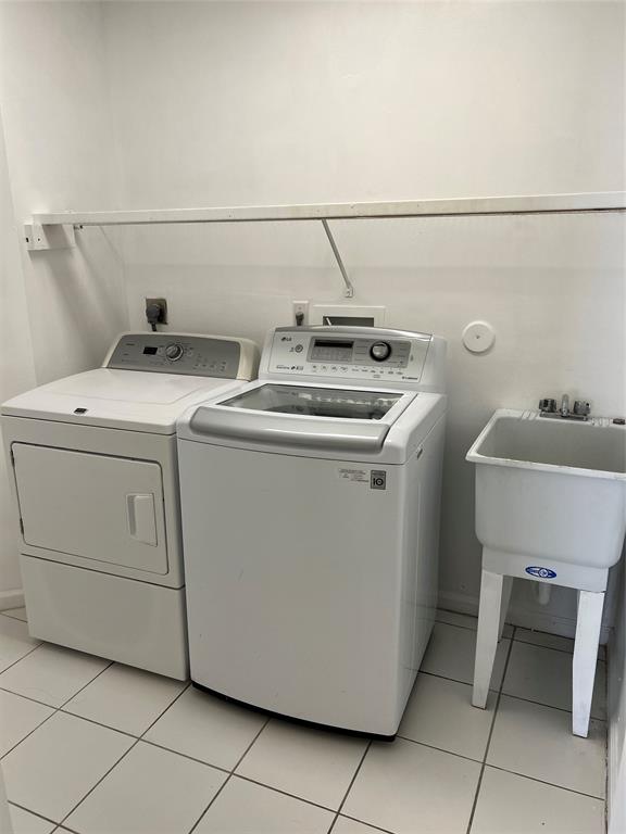 371 Mohawk Lane Boca Raton, FL 33487 - Photo 17 of 26 a utility room with dryer and washer