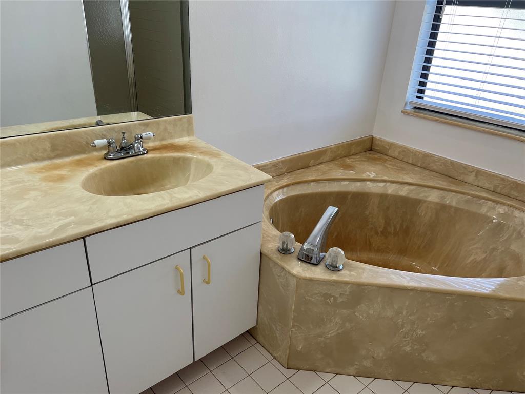 371 Mohawk Lane Boca Raton, FL 33487 - Photo 23 of 26 a bathroom with a sink