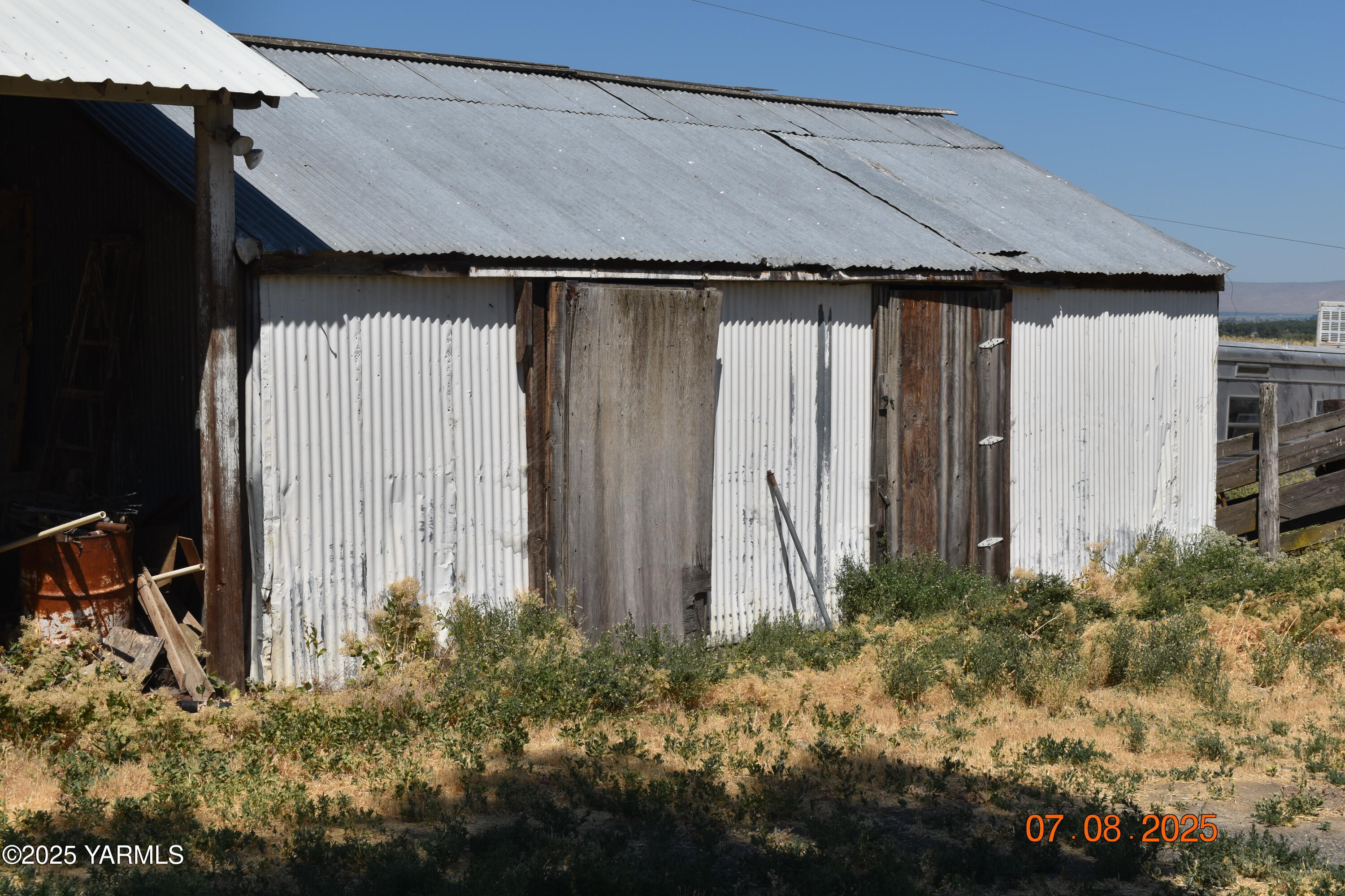 9950 Pumphouse Road Toppenish, WA 98948 - Photo 16 of 17 a backyard of a house