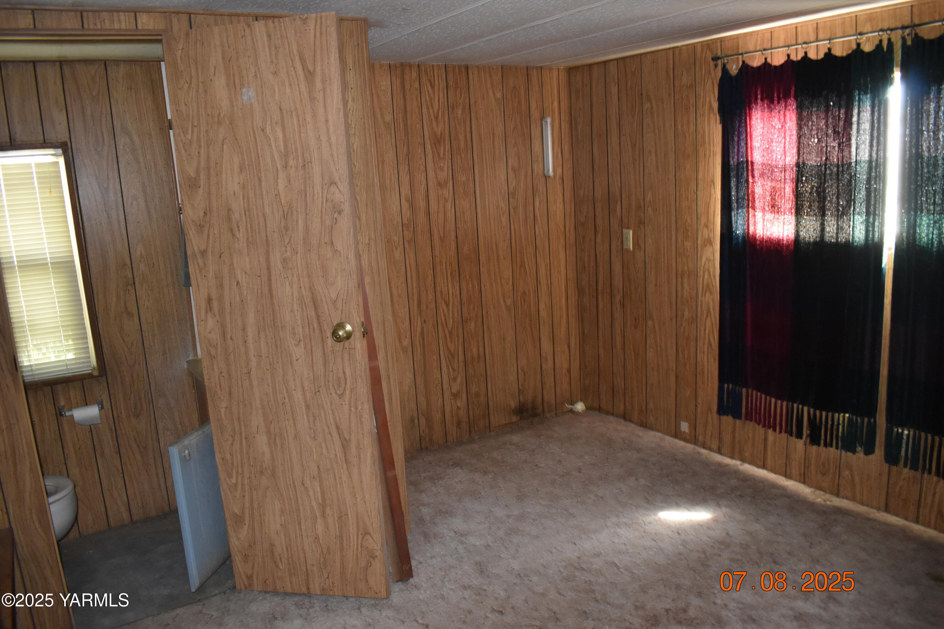 9950 Pumphouse Road Toppenish, WA 98948 - Photo 3 of 17 a view of an empty room with a window