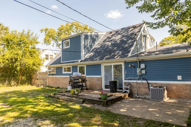 a view of a house with backyard