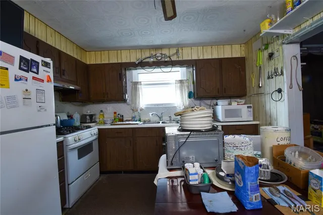 $99,999 | 404 School Street, Wilsonville, IL 62093