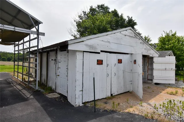 $99,999 | 404 School Street, Wilsonville, IL 62093