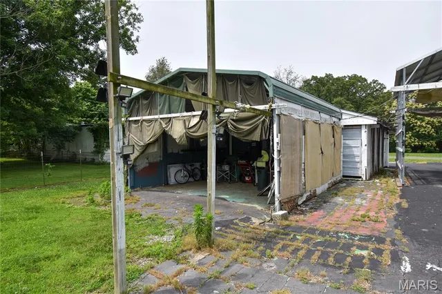 $99,999 | 404 School Street, Wilsonville, IL 62093