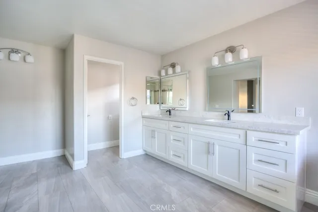 an empty room with wooden floor and mirror