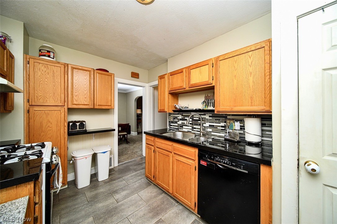3411 Tullamore Road Cleveland, OH 44118 - Photo 2 of 33 Gallery Image 2