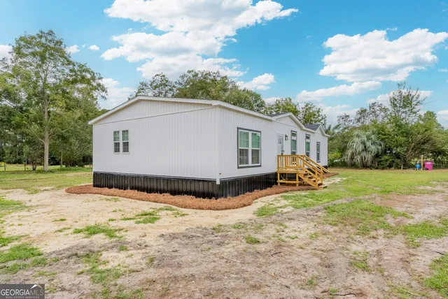 a view of a house with backyard