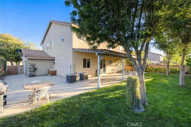 a view of a house with backyard and garden
