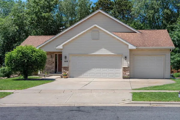 $529,900 | 1019 21st Street, Prairie du Sac, WI 53578