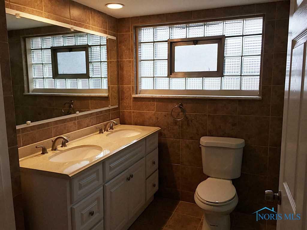 2159 Fairfax Road Toledo, OH 43613 - Photo 10 of 15 Full Bath.