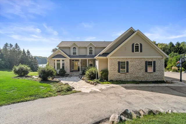 $699,900 | N5463 Stonehedge Lane, Fredonia, WI 53021