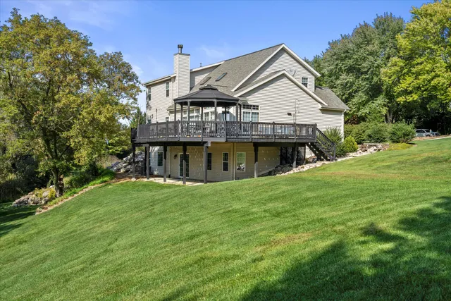 $699,900 | N5463 Stonehedge Lane, Fredonia, WI 53021