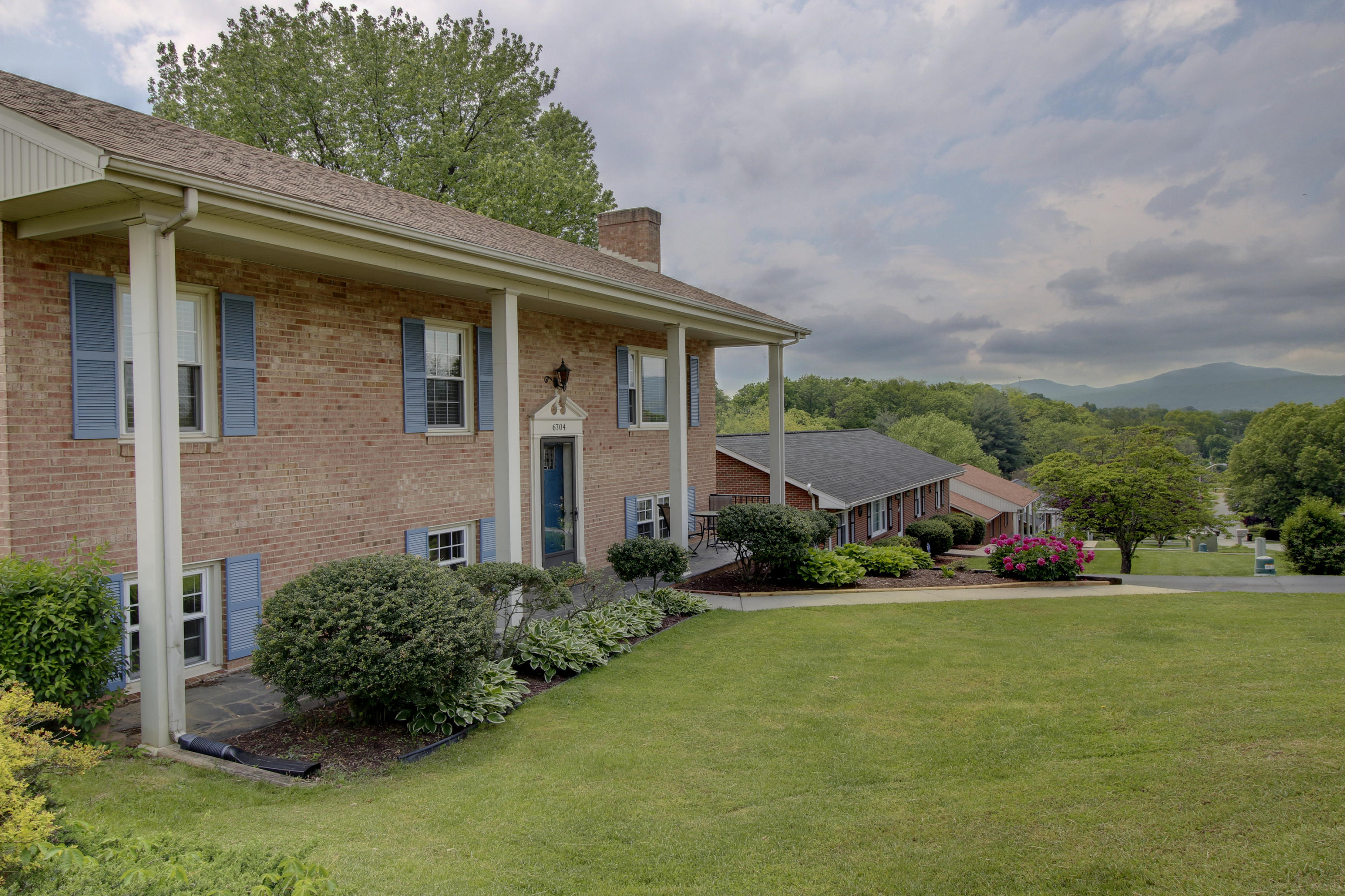 6704 Trevilian Road Roanoke, VA 24019 - Photo 39 of 46 a view of a house with a garden
