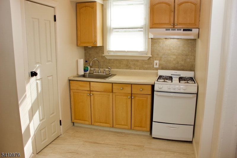 18 Milosh Street, Unit 1 Clifton, NJ 07011 - Photo 2 of 10