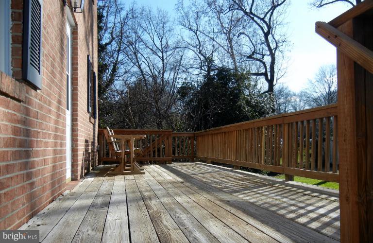 8413 Riverside Road Alexandria, VA 22308 - Photo 18 of 28 a view of balcony with wooden floor and fence