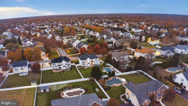 a sign that is sitting on a brick wall