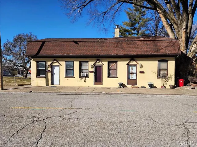 $750 | 221 North High Street, Belleville, IL 62220