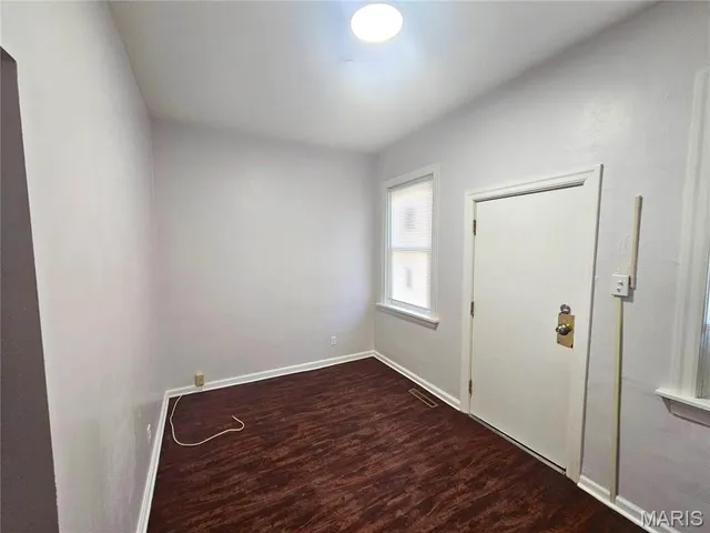 $750 | 221 North High Street, Belleville, IL 62220