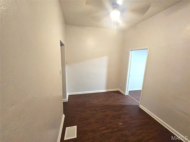 $750 | 221 North High Street, Belleville, IL 62220