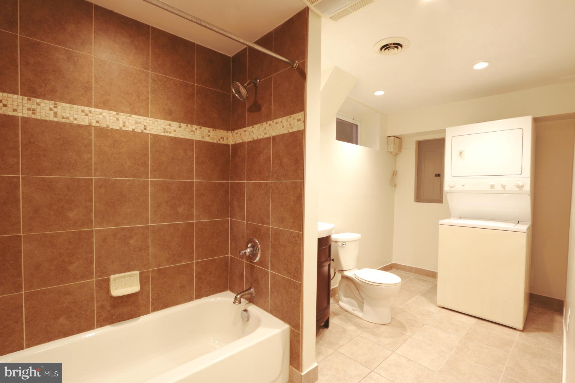 3723 South Kemper Road Arlington, VA 22206 - Photo 4 of 15 a bathroom with a bathtub and a toilet