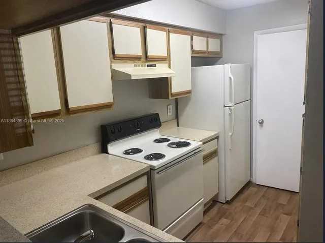 a kitchen that has a stove and a refrigerator