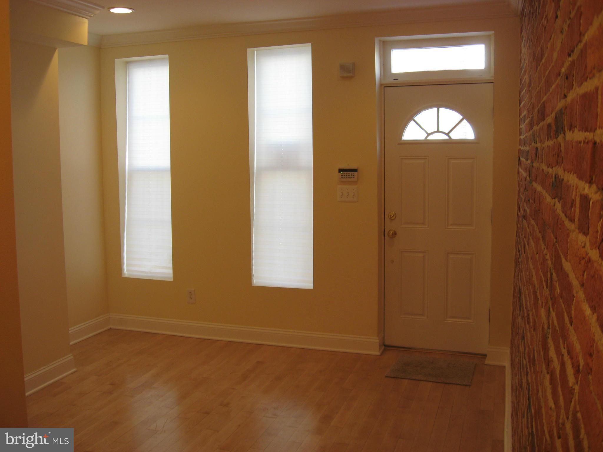 330 South Poppleton Street Baltimore, MD 21230 - Photo 4 of 9 Living Room