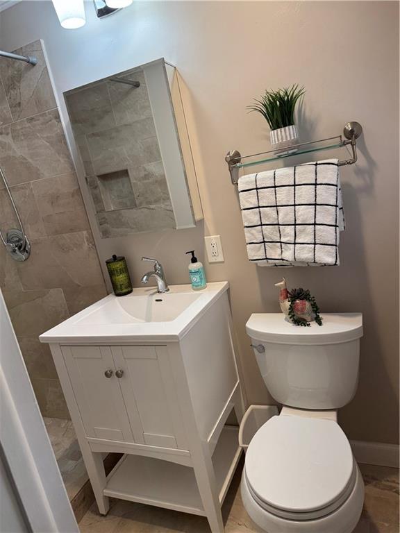 1445 Linkwood Lane Decatur, GA 30033 - Photo 19 of 30 a bathroom with a sink mirror bathtub and toilet