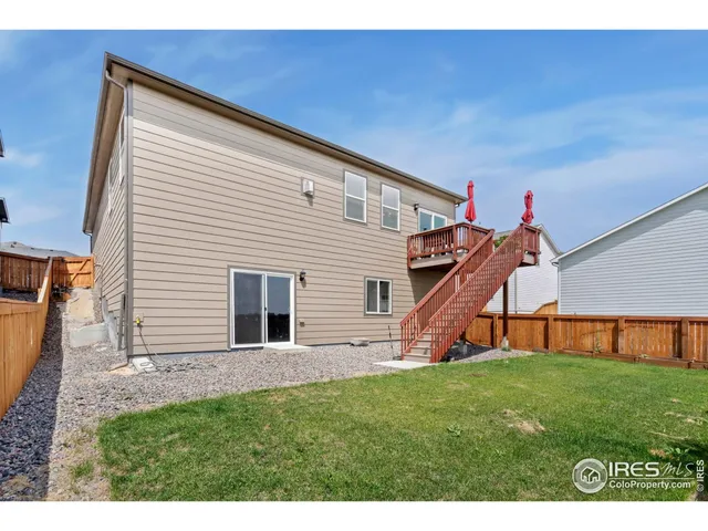 a view of entryway with a front door