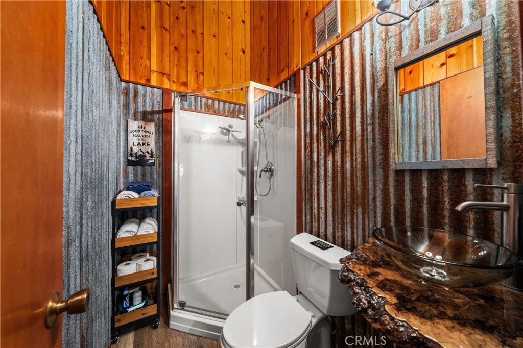 26834 Huron Road Lake Arrowhead, CA 92352 - Photo 18 of 38 a bathroom with a toilet a sink and a mirror