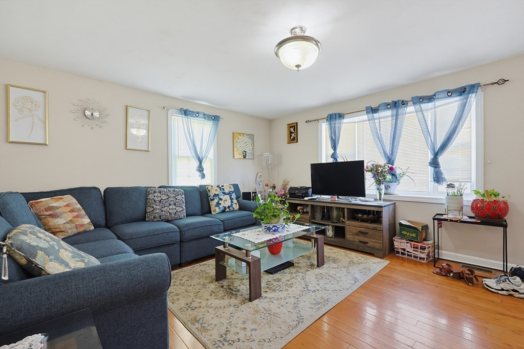 17 Bolton Street Worcester, MA 01604 - Photo 6 of 27