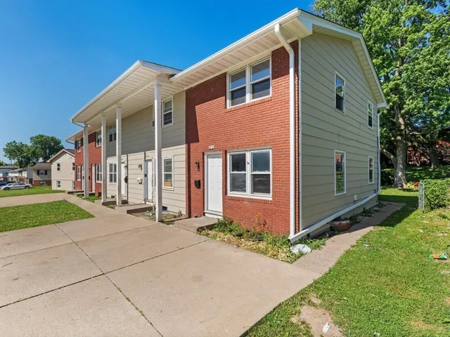 $395,000 | 2704 Magnolia Drive, Bettendorf, IA 52722