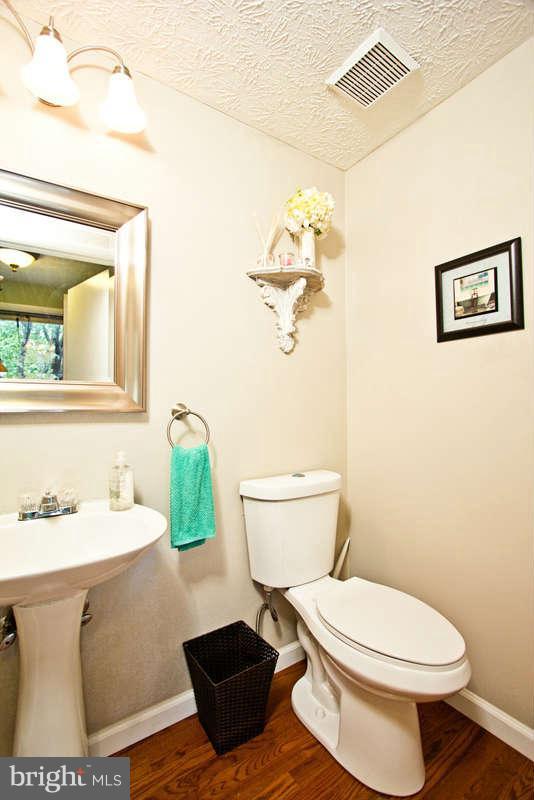 2037 Gallows Road Vienna, VA 22182 - Photo 8 of 20 Bath