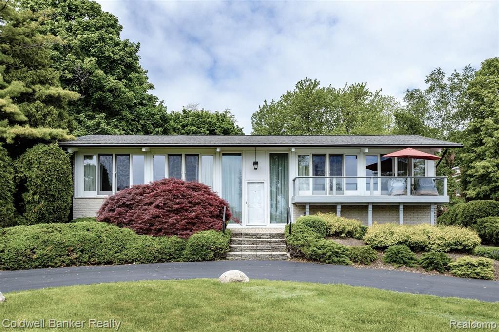 329 Lake Shore Road Grosse Pointe Farms, MI 48236 - Photo 1 of 41