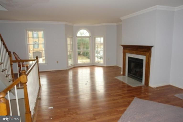 12 Victoria Square Frederick, MD 21702 - Photo 2 of 6 Living Room