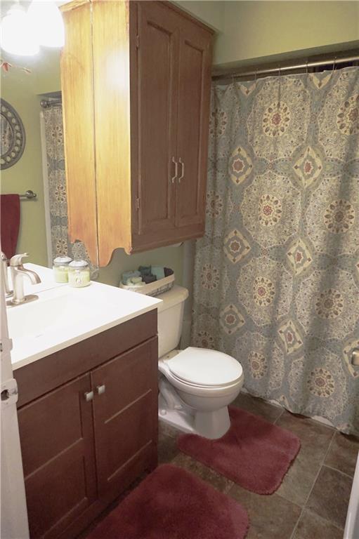 110 Sturm Lane Rochester, PA 15074 - Photo 11 of 24 Full upper level bathroom, completely upgraded.