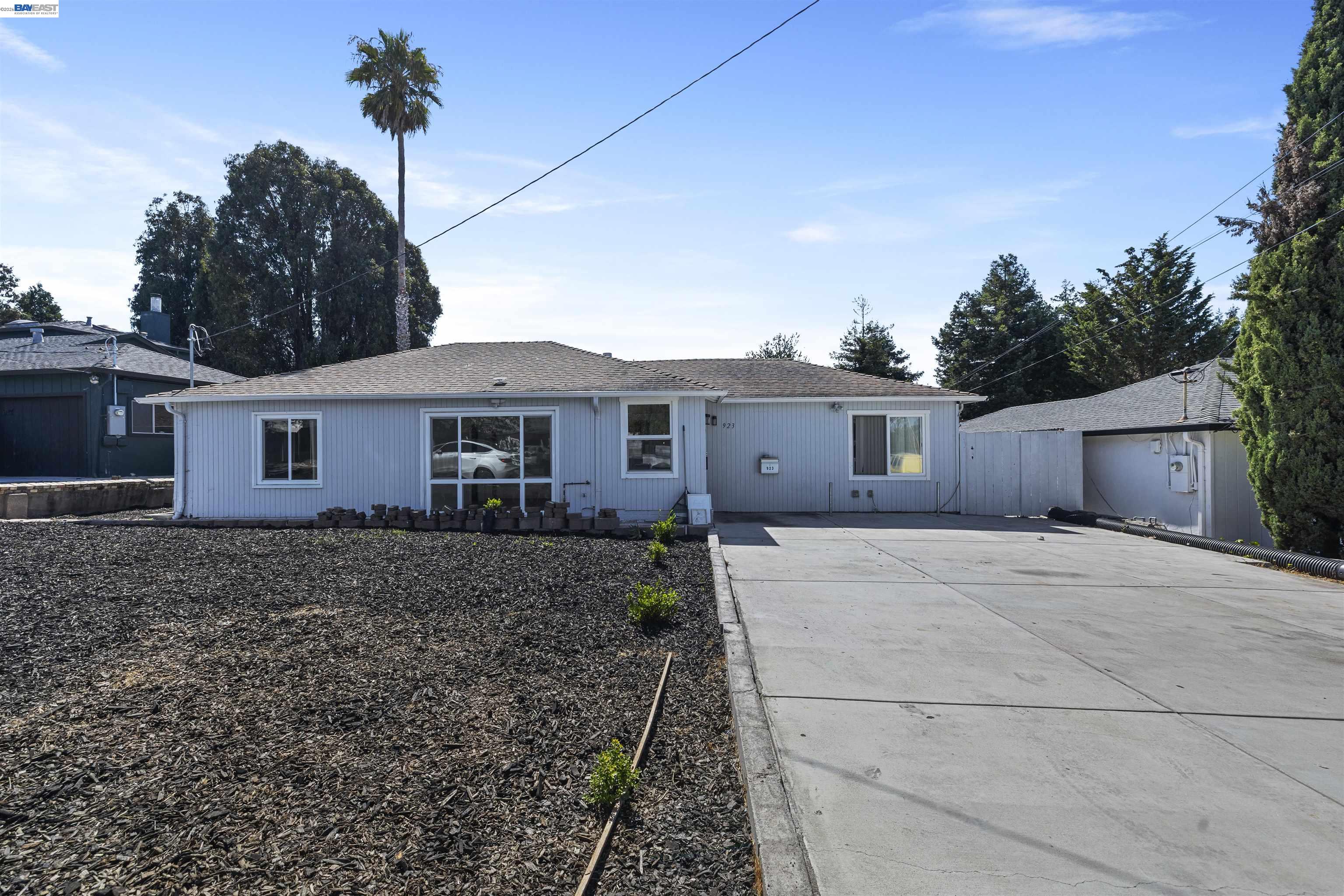 923 Kelvin Road El Sobrante, CA 94803 - Photo 2 of 27 a front view of a house with garden