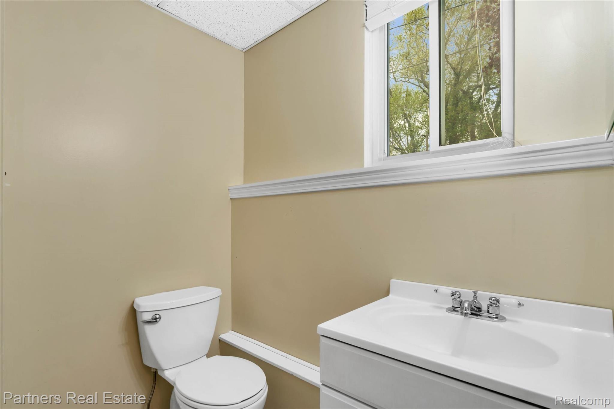 2465 Ruth Drive Fenton, MI 48430 - Photo 32 of 44 28-2465 Ruth Dr-WindowStill-Real-Estate-Photography-28.jpg